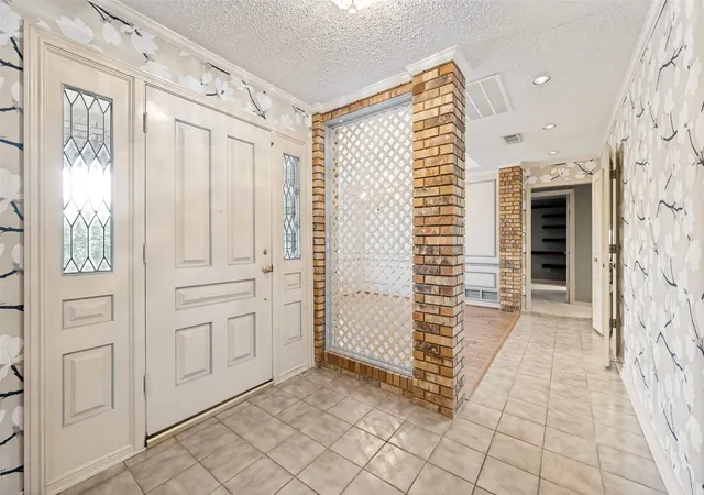 Photo 3 of Sale Pending at 10931 Marsh Ln, Dallas, TX 75229 | MLS# 21300779 | Listing updated on 2026-09-14