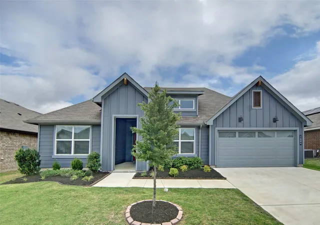 Photo 1 of Single family home for sale at 1604 Forest Park Dr, Alvarado, TX 76009 | MLS# 21269435 | Listing updated on 2026-07-31