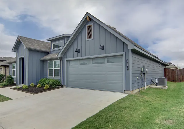 Photo 2 of Single family home for sale at 1604 Forest Park Dr, Alvarado, TX 76009 | MLS# 21269435 | Listing updated on 2026-07-31