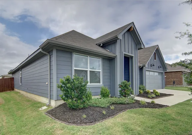 Photo 3 of Single family home for sale at 1604 Forest Park Dr, Alvarado, TX 76009 | MLS# 21269435 | Listing updated on 2026-07-31