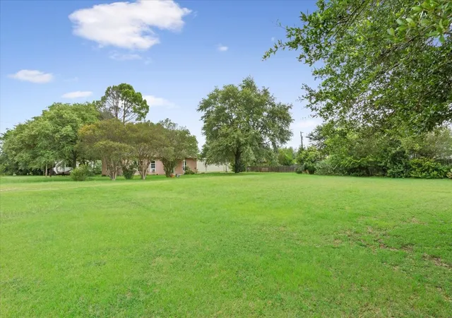 Photo 2 of Sale Pending at 1084 Speegle Rd, Woodway, TX 76712 | MLS# 21297979 | Listing updated on 2026-09-10
