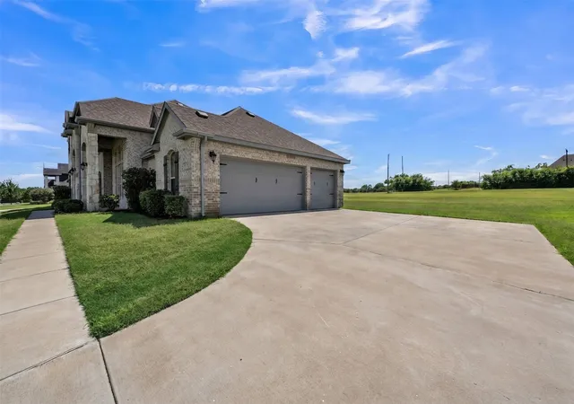 Photo 3 of Single family home for sale at 231 Berkeley Dr, Waxahachie, TX 75167 | MLS# 21301009 | Listing updated on 2026-09-26