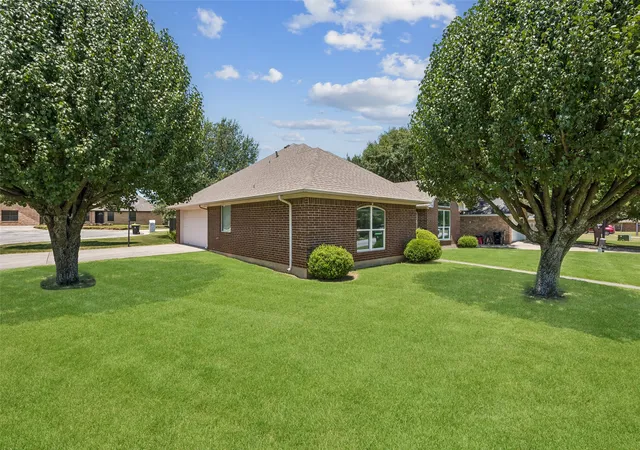 Photo 2 of Single family home for sale at 216 Point Cir, Pilot Point, TX 76258 | MLS# 21299550 | Listing updated on 2026-10-06