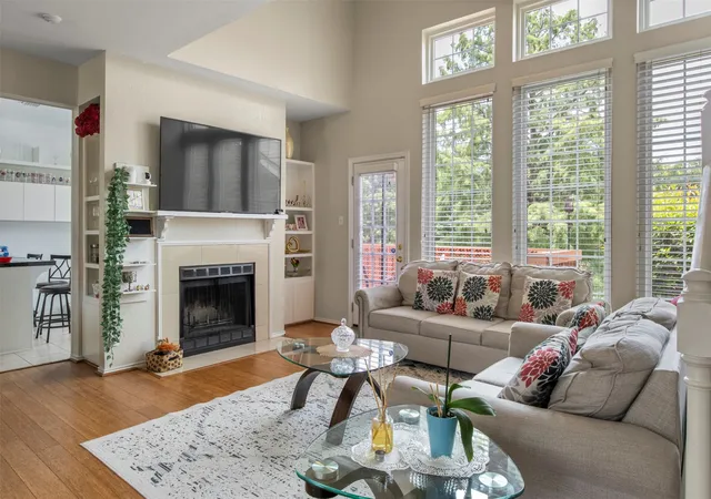 Listing Photo 5 - Condo for sale in building located at 215 Cimarron Trl, Irving, TX 75063 - Unit #1