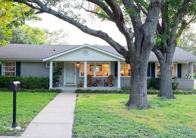 Photo 1 of Single family home for sale at 2324 Lake Air Dr, Waco, TX 76710 | MLS# 21301502 | Listing updated on 2026-09-22