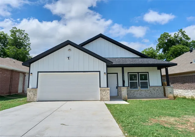 Photo 1 of Single family home for sale at 1405 E Maddox Ave, Fort Worth, TX 76104 | MLS# 21301951 | Listing updated on 2026-09-09