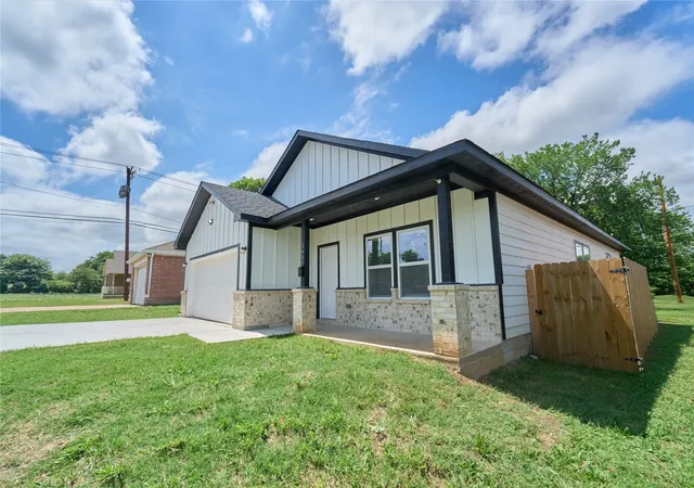 Photo 3 of Single family home for sale at 1405 E Maddox Ave, Fort Worth, TX 76104 | MLS# 21301951 | Listing updated on 2026-09-09