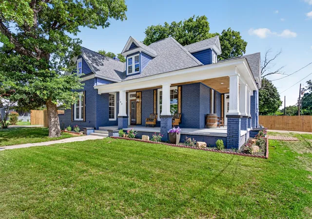 Photo 1 of Single family home for sale at 702 W Spring St, Weatherford, TX 76086 | MLS# 21301744 | Listing updated on 2026-09-13