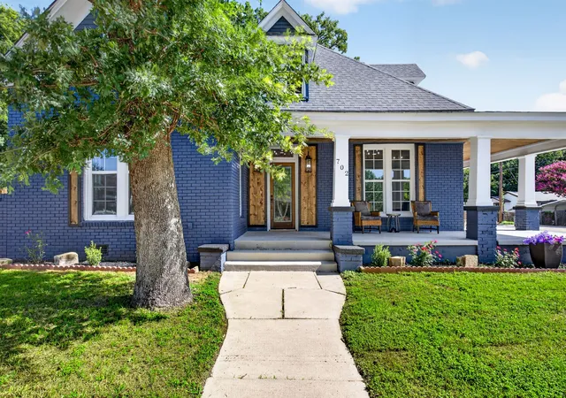 Photo 2 of Single family home for sale at 702 W Spring St, Weatherford, TX 76086 | MLS# 21301744 | Listing updated on 2026-09-13