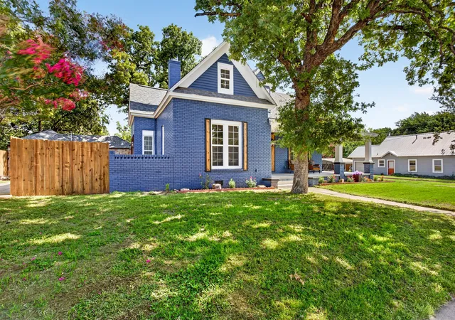 Photo 3 of Single family home for sale at 702 W Spring St, Weatherford, TX 76086 | MLS# 21301744 | Listing updated on 2026-09-13