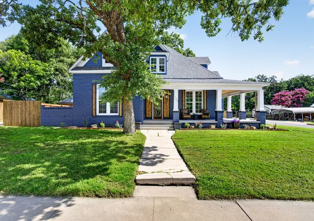 Photo 3 of Single family home for sale at 702 W Spring St, Weatherford, TX 76086 | MLS# 21301744 | Listing updated on 2026-09-13