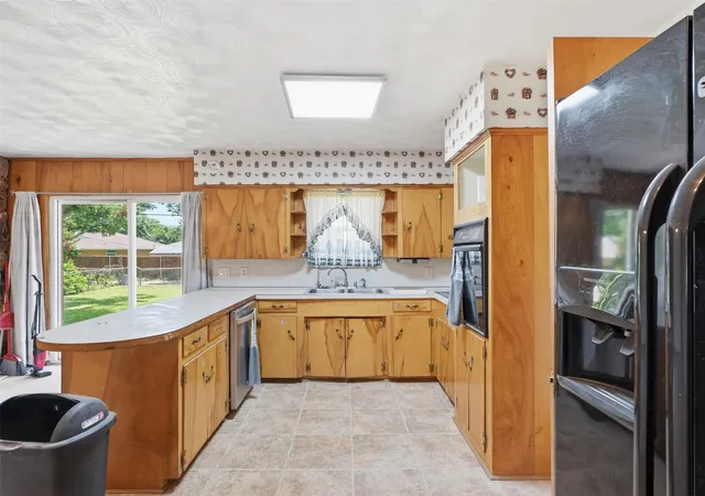 Photo 4 of Sale Pending at 532 Lindenwood Dr, Lancaster, TX 75134 | MLS# 21295642 | Listing updated on 2026-08-31