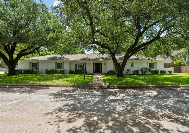 Photo 1 of Single family home for sale at 4113 Ridglea Country Club Dr, Benbrook, TX 76126 | MLS# 21298692 | Listing updated on 2026-09-13