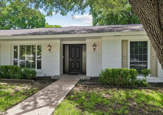 Photo 2 of Single family home for sale at 4113 Ridglea Country Club Dr, Benbrook, TX 76126 | MLS# 21298692 | Listing updated on 2026-09-13