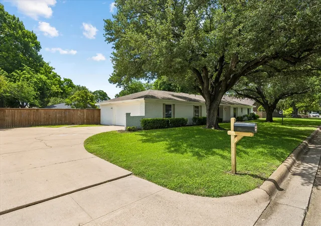 Photo 3 of Single family home for sale at 4113 Ridglea Country Club Dr, Benbrook, TX 76126 | MLS# 21298692 | Listing updated on 2026-09-13