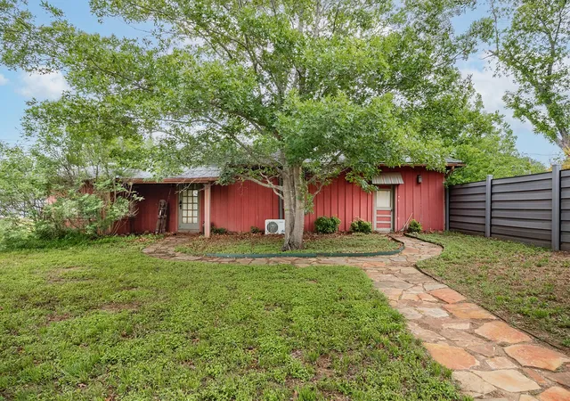 Photo 4 of Single family home for sale at 902 Crothers Ave, Brady, TX 76825 | MLS# 21302566 | Listing updated on 2026-09-14