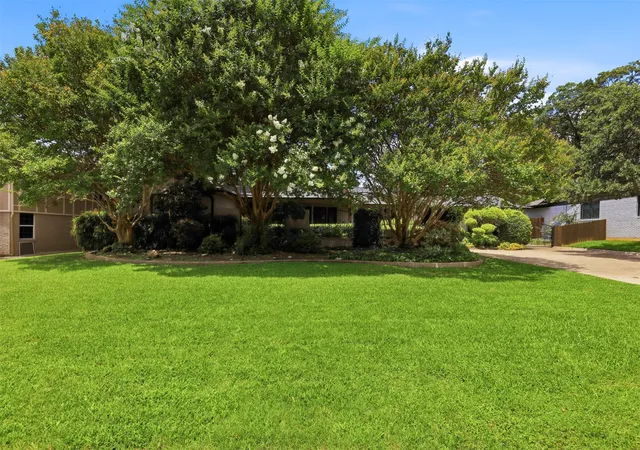 Photo 2 of Single family home for sale at 4004 Angus Dr, Fort Worth, TX 76116 | MLS# 21302817 | Listing updated on 2026-09-14