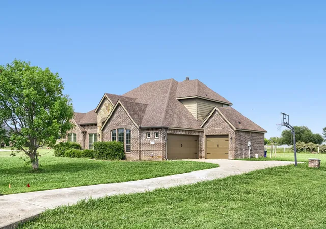 Photo 2 of Single family home for sale at 109 Mountain Vista Dr, Fort Worth, TX 76126 | MLS# 21281511 | Listing updated on 2026-09-12