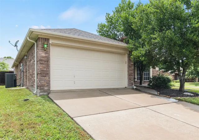 Photo 2 of Single family home for sale at 112 Bridlewood St, Azle, TX 76020 | MLS# 21302909 | Listing updated on 2026-09-14