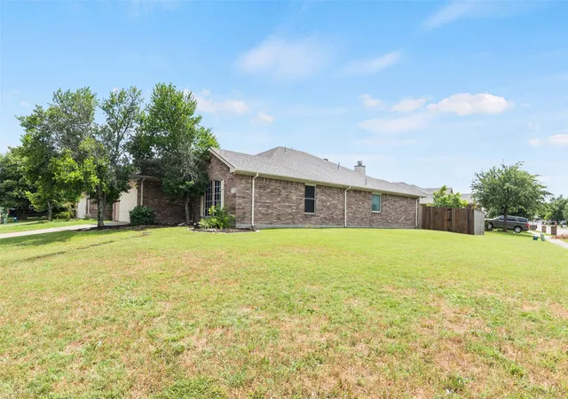 Photo 3 of Single family home for sale at 112 Bridlewood St, Azle, TX 76020 | MLS# 21302909 | Listing updated on 2026-09-14
