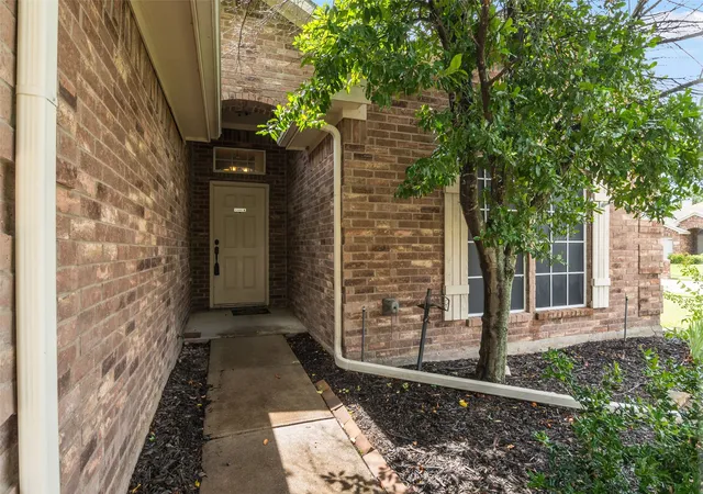 Photo 4 of Single family home for sale at 112 Bridlewood St, Azle, TX 76020 | MLS# 21302909 | Listing updated on 2026-09-28
