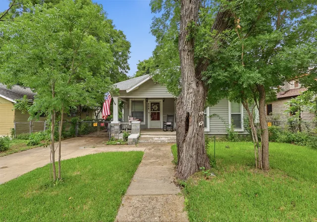 Photo 1 of Single family home for sale at 908 N Winnetka Ave, Dallas, TX 75208 | MLS# 21302991 | Listing updated on 2026-09-12
