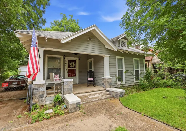 Photo 2 of Single family home for sale at 908 N Winnetka Ave, Dallas, TX 75208 | MLS# 21302991 | Listing updated on 2026-09-12