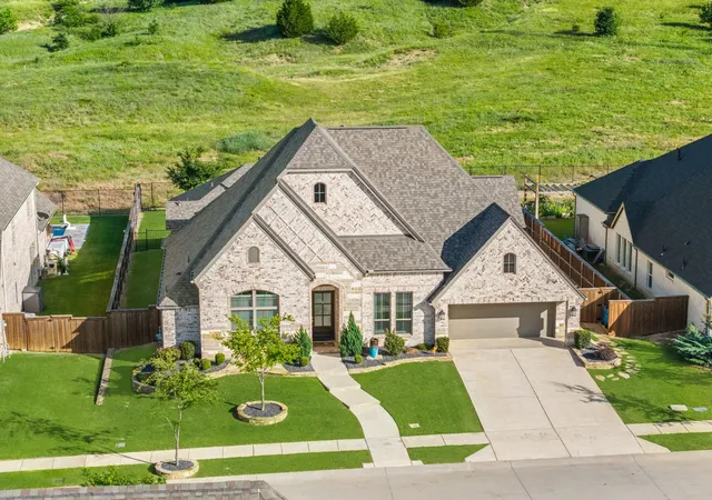 Photo 3 of Single family home for sale at 996 Myers Park Trl, Roanoke, TX 76262 | MLS# 21298645 | Listing updated on 2026-09-29