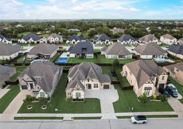 Photo 4 of Sale Pending at 1302 Middleton Dr, Rockwall, TX 75087 | MLS# 21303163 | Listing updated on 2026-09-14