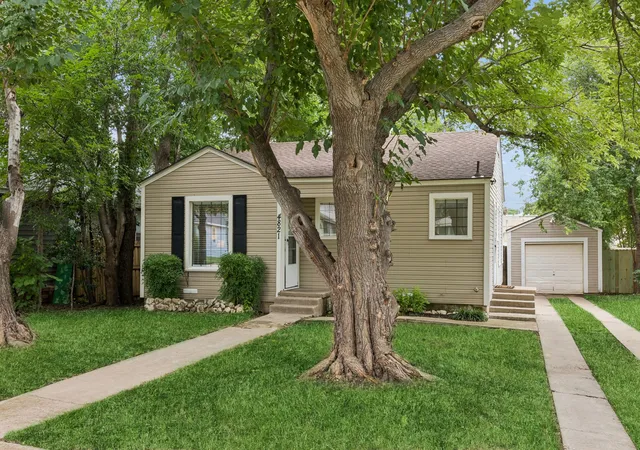 Photo 2 of Sale Pending at 4821 Calmont Ave, Fort Worth, TX 76107 | MLS# 21300133 | Listing updated on 2026-09-09