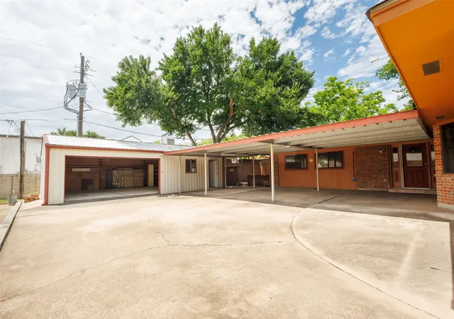 Photo 3 of Single family home for sale at 200 Westpark Dr N, Mc Kinney, TX 75071 | MLS# 21303883 | Listing updated on 2026-09-12
