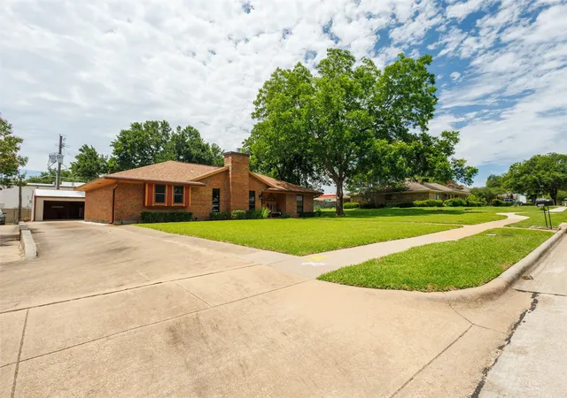 Photo 4 of Single family home for sale at 200 Westpark Dr N, Mc Kinney, TX 75071 | MLS# 21303883 | Listing updated on 2026-09-12
