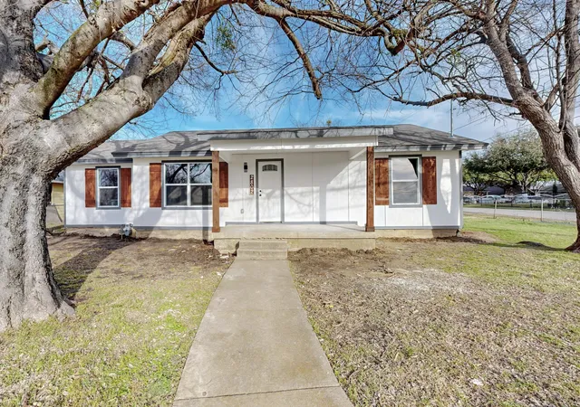 Photo 1 of Single family home for sale at 2802 N Masters Dr, Dallas, TX 75227 | MLS# 21304105 | Listing updated on 2026-09-15