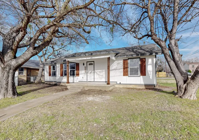 Photo 2 of Single family home for sale at 2802 N Masters Dr, Dallas, TX 75227 | MLS# 21304105 | Listing updated on 2026-09-15