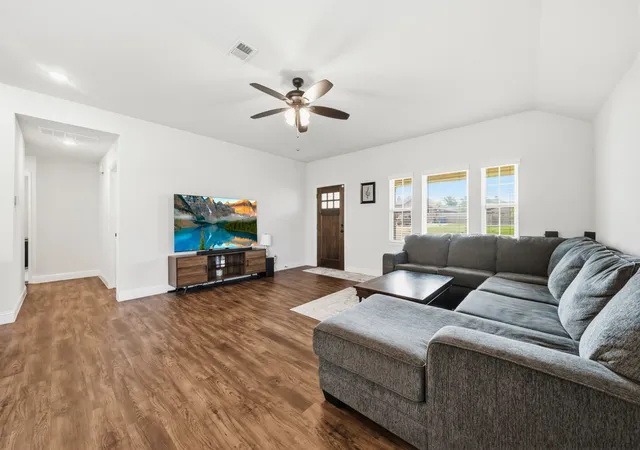 Photo 3 of Single family home for sale at 118 Johnson Ln, Hillsboro, TX 76645 | MLS# 21302888 | Listing updated on 2026-09-13
