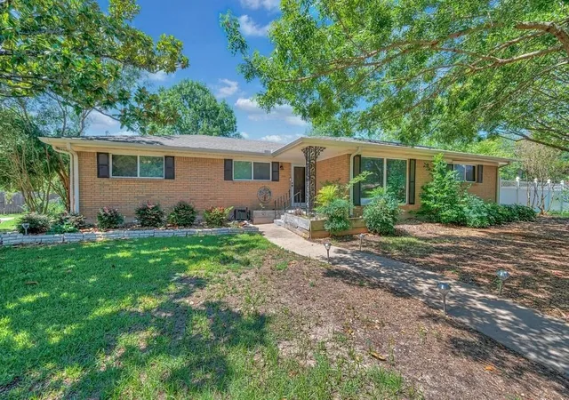 Photo 1 of Sale Pending at 1732 Hilltop Dr, Waco, TX 76710 | MLS# 21300660 | Listing updated on 2026-09-11