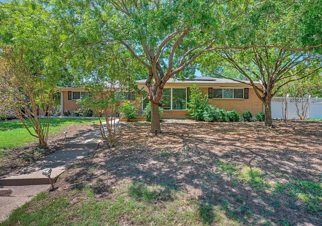 Photo 2 of Sale Pending at 1732 Hilltop Dr, Waco, TX 76710 | MLS# 21300660 | Listing updated on 2026-09-11