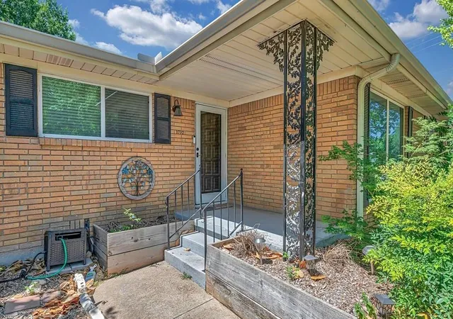 Photo 3 of Sale Pending at 1732 Hilltop Dr, Waco, TX 76710 | MLS# 21300660 | Listing updated on 2026-09-11