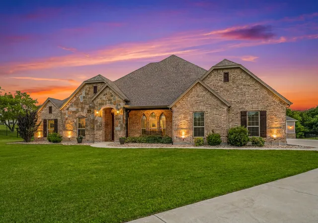 Photo 2 of Single family home for sale at 188 Bearclaw Cir, Aledo, TX 76008 | MLS# 21301378 | Listing updated on 2026-10-07