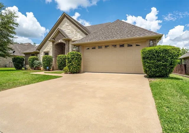 Photo 3 of Single family home for sale at 16532 Milwood, Tyler, TX 75703 | MLS# 21304503 | Listing updated on 2026-09-11