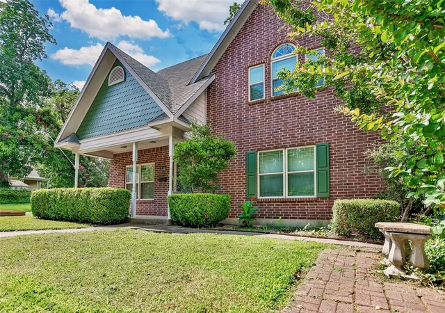 Photo 2 of Single family home for sale at 226 Gordon St, Gainesville, TX 76240 | MLS# 21304561 | Listing updated on 2026-09-09
