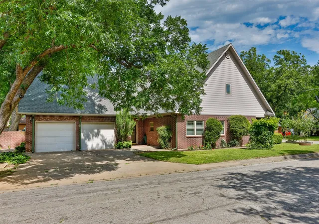 Photo 3 of Single family home for sale at 226 Gordon St, Gainesville, TX 76240 | MLS# 21304561 | Listing updated on 2026-09-09