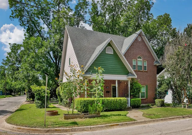 Photo 4 of Single family home for sale at 226 Gordon St, Gainesville, TX 76240 | MLS# 21304561 | Listing updated on 2026-09-09