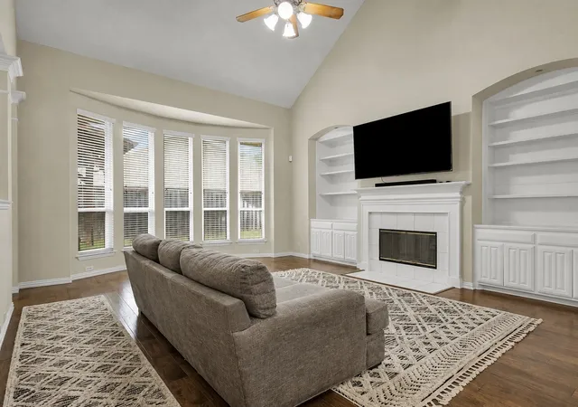 Photo 4 of Sale Pending at 3107 Olen Ct, Arlington, TX 76001 | MLS# 21304648 | Listing updated on 2026-09-14