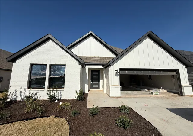 Photo 2 of Single family home for sale at 413 Smith Rd, Springtown, TX 76082 | MLS# 21297245 | Listing updated on 2026-09-09