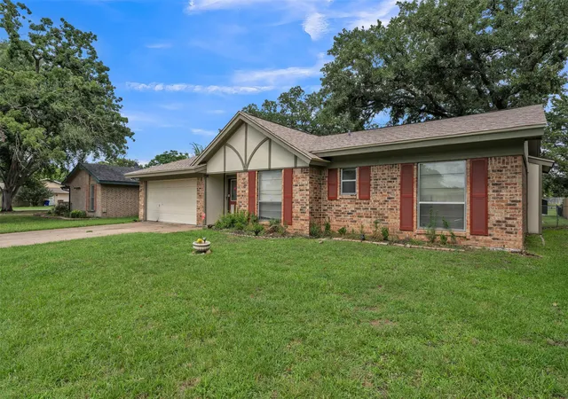 Photo 1 of Single family home for sale at 205 Mountain View Dr, Azle, TX 76020 | MLS# 21304704 | Listing updated on 2026-09-13