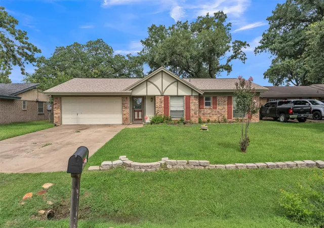 Photo 2 of Single family home for sale at 205 Mountain View Dr, Azle, TX 76020 | MLS# 21304704 | Listing updated on 2026-09-13