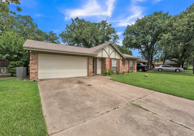 Photo 3 of Single family home for sale at 205 Mountain View Dr, Azle, TX 76020 | MLS# 21304704 | Listing updated on 2026-09-13