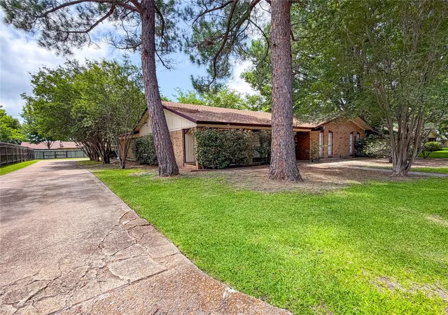 Photo 3 of Sale Pending at 604 Cooper St, Ennis, TX 75119 | MLS# 21305420 | Listing updated on 2026-09-23