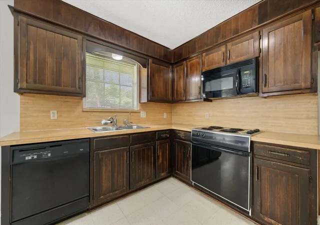 Photo 3 of Sale Pending at 5903 Spring Hill Ct, Arlington, TX 76016 | MLS# 21294346 | Listing updated on 2026-07-31